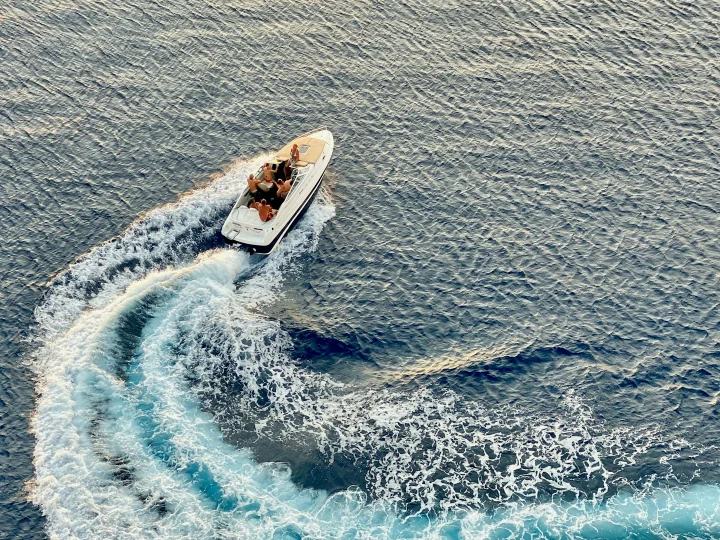 Motoscafo veloce che disegna curve sull’acqua