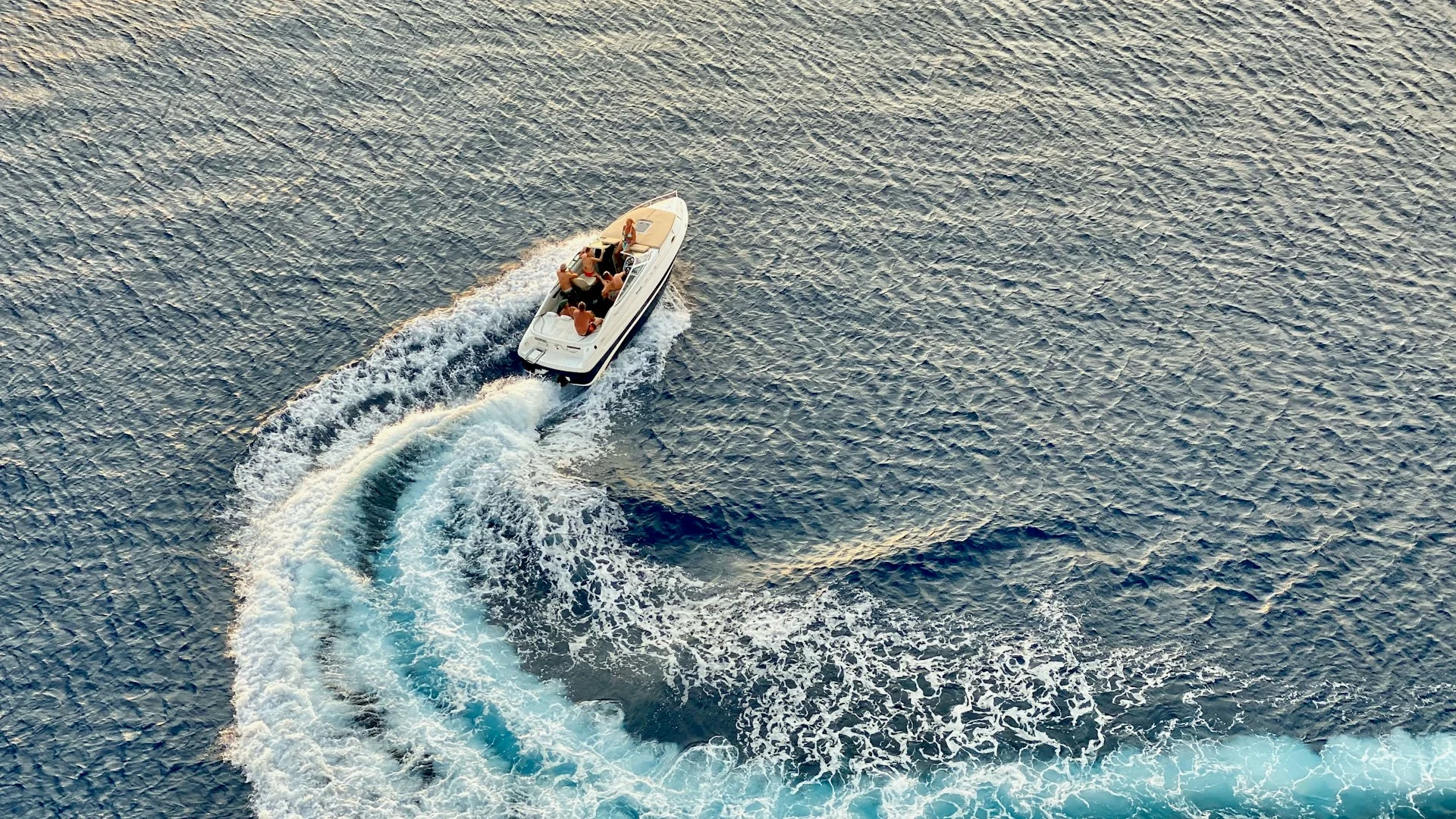 Motoscafo veloce che disegna curve sull’acqua