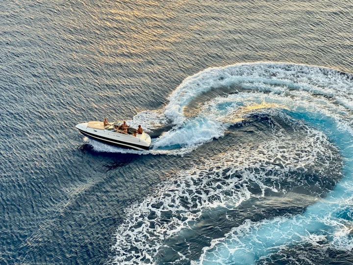 Motoscafo in virata sul mare blu