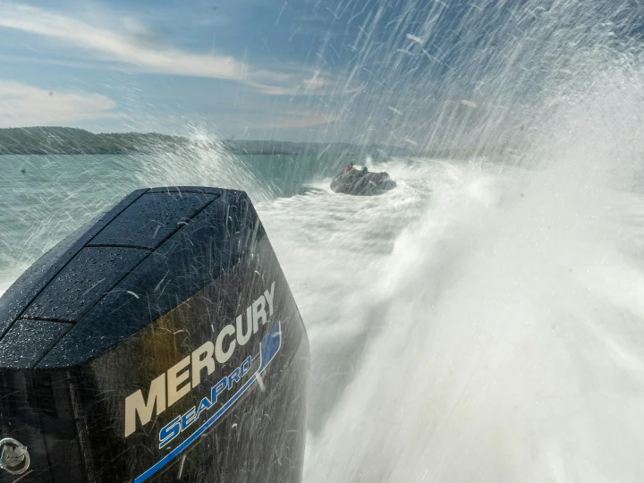 Spruzzi d’acqua dietro un motoscafo in corsa