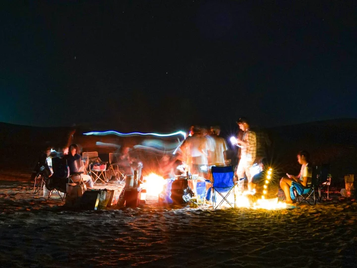Serata intorno al fuoco nel deserto sotto le stelle