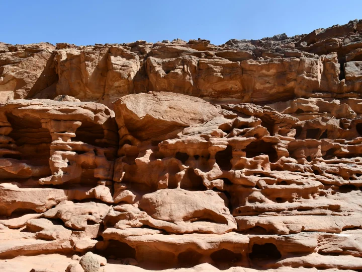 Pareti di roccia colorate e modellate dal vento nel canyon