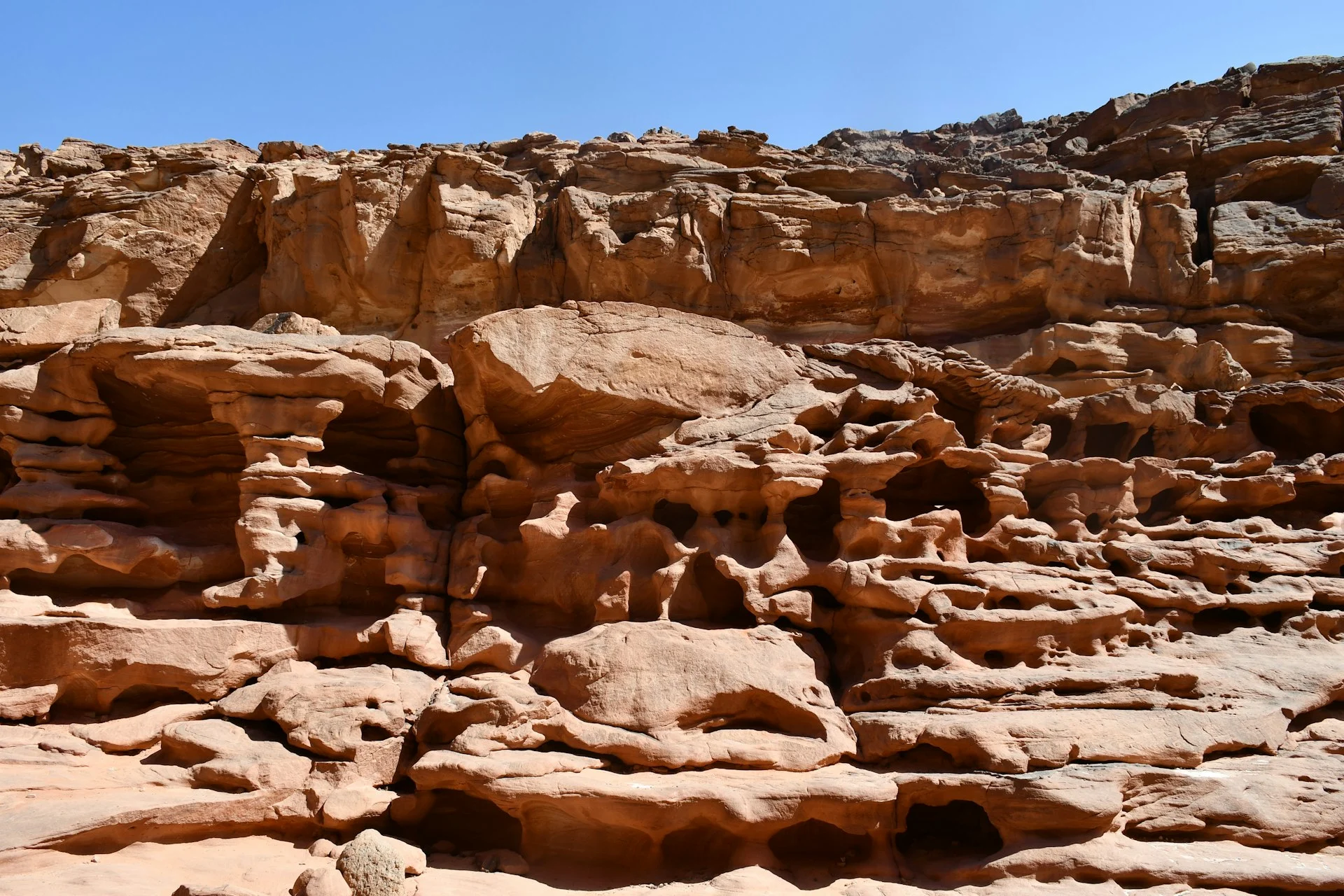 Pareti di roccia colorate e modellate dal vento nel canyon