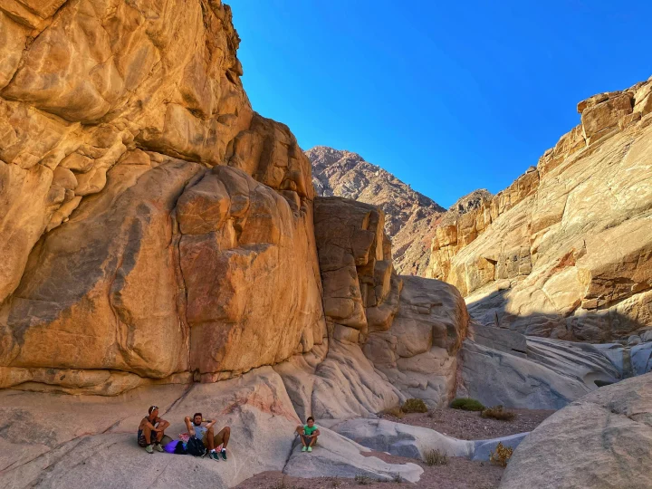 Escursionisti tra le rocce del canyon nel Sinai