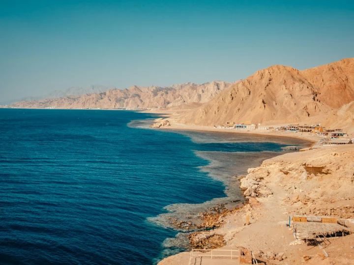 Costa di Dahab tra montagne e mare blu
