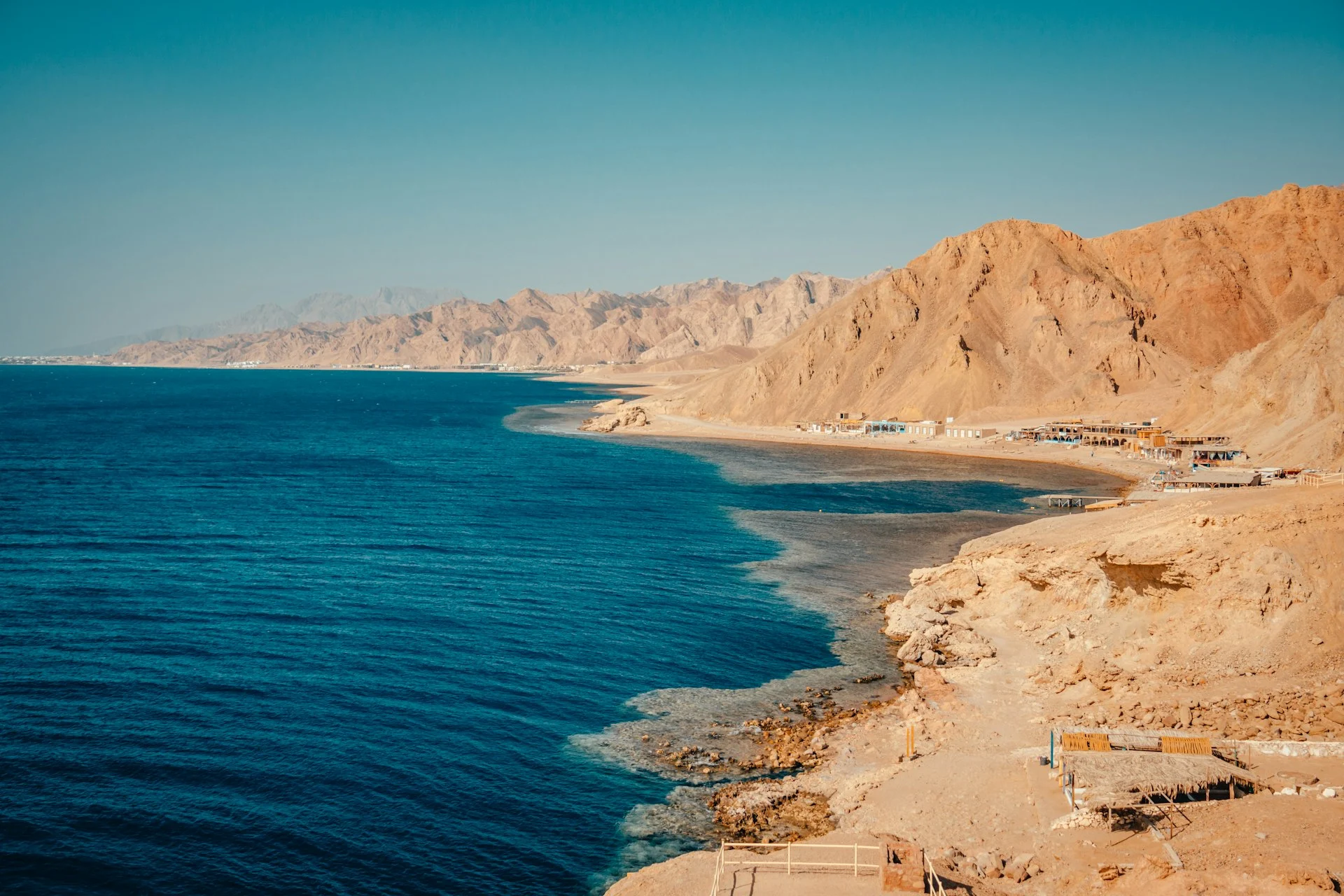 Costa di Dahab tra montagne e mare blu
