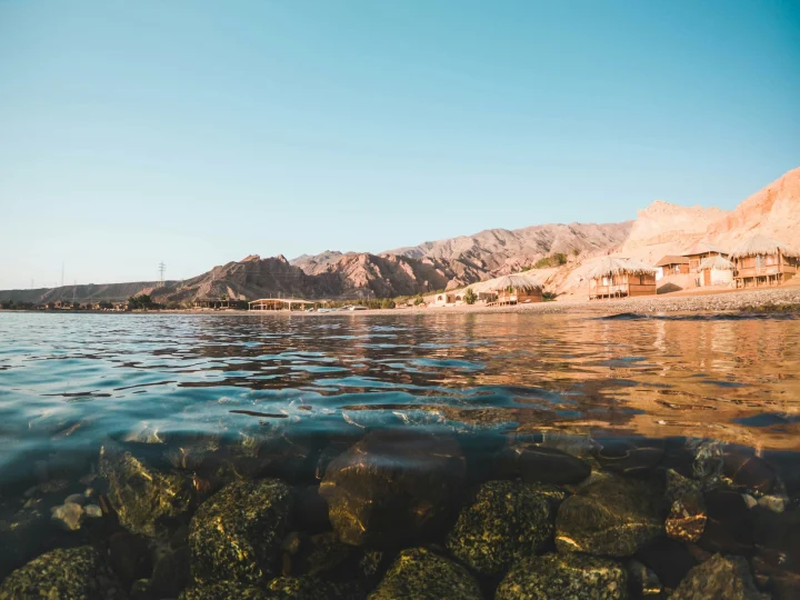 Acque limpide e montagne sulla costa di Dahab