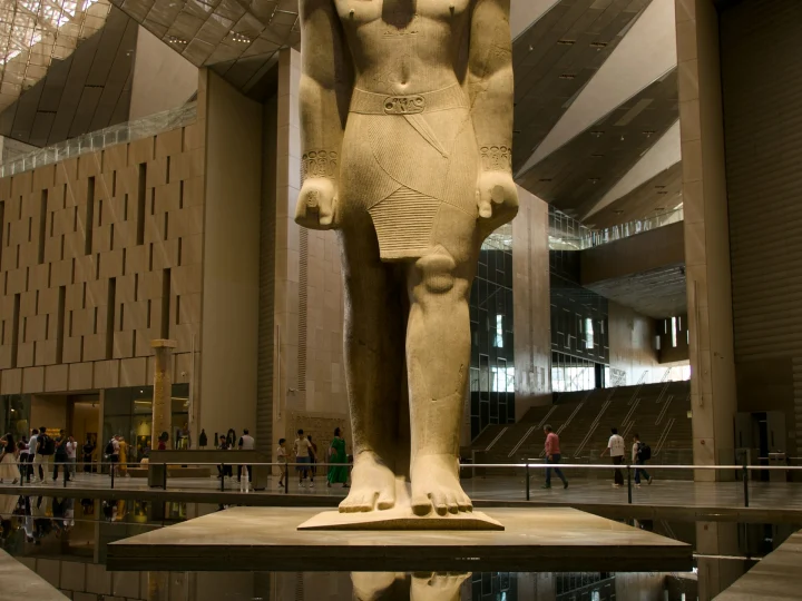 Statua colossale di un faraone nella grande sala del nuovo museo