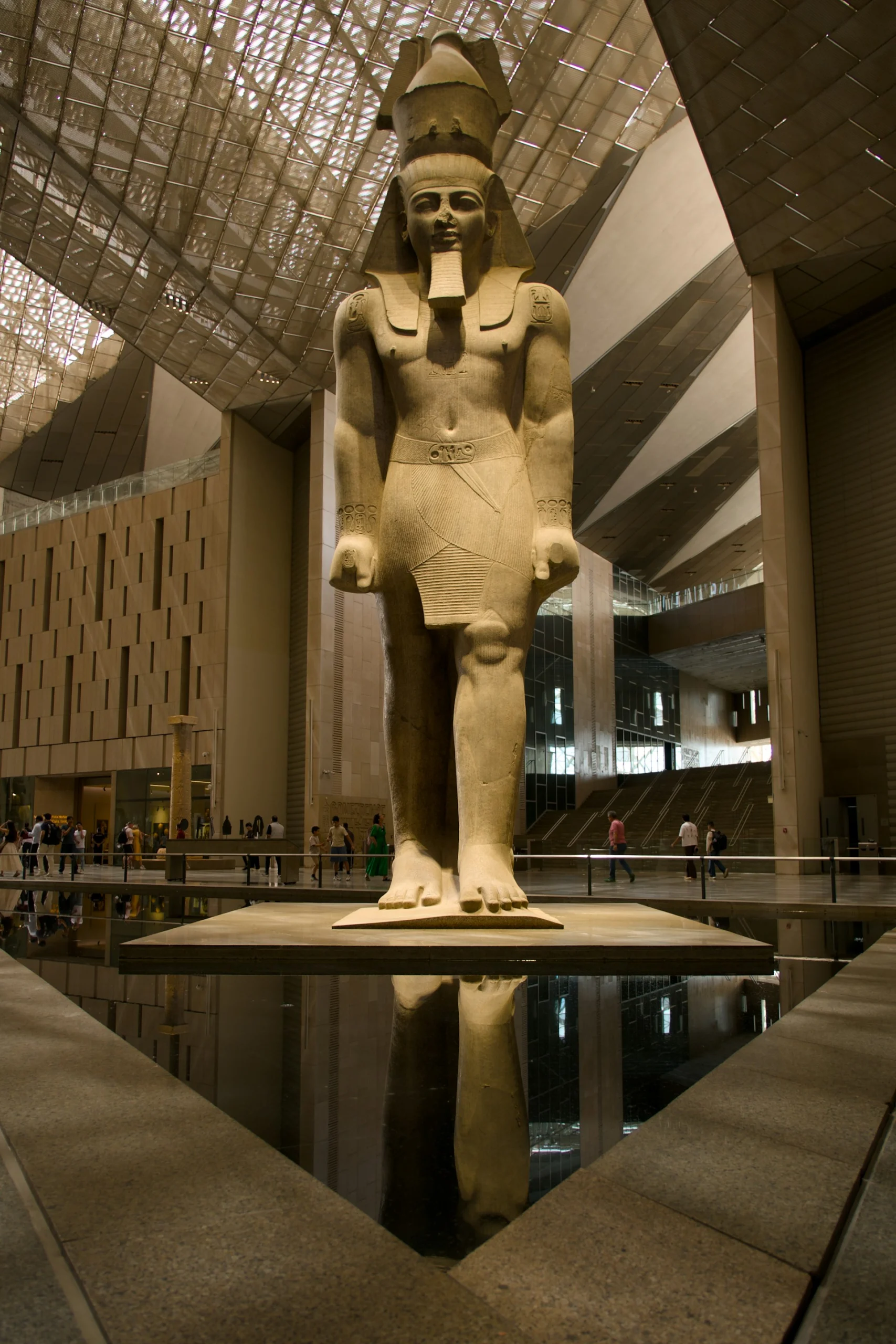 Statua colossale di un faraone nella grande sala del nuovo museo