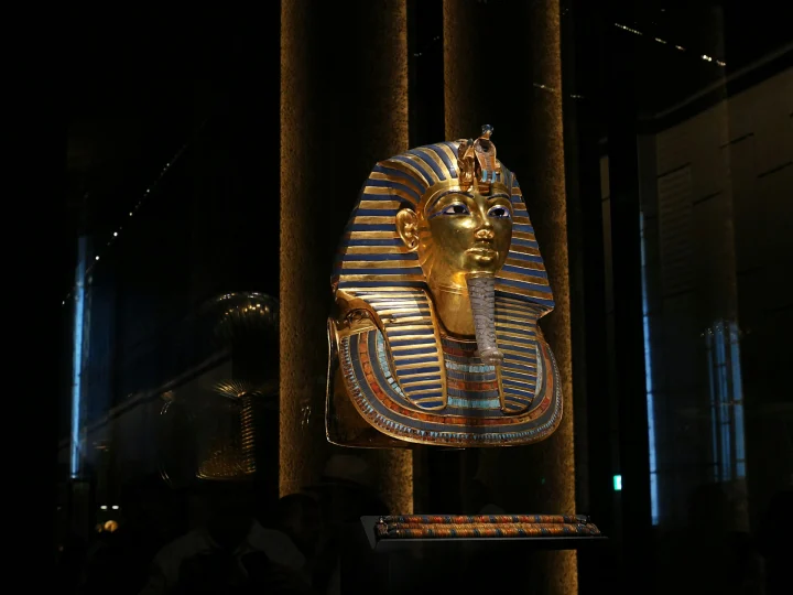 Maschera funeraria d’oro di Tutankhamon esposta in museo