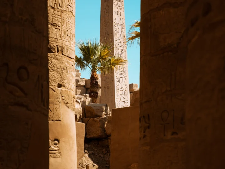 Obelisco tra le colonne di un tempio a Luxor