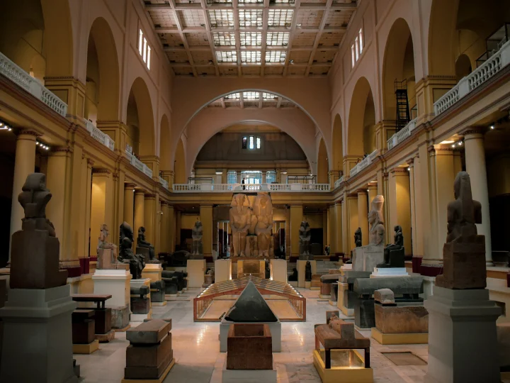 Sala del Museo Egizio del Cairo con statue antiche