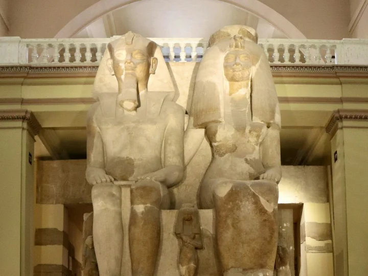 Statue di faraoni esposte al Museo Egizio