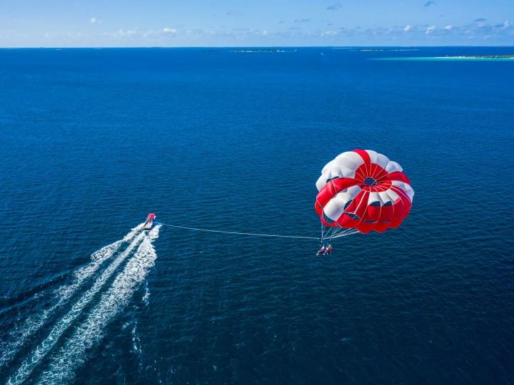Paracadute ascensionale trainato da un motoscafo sul mare