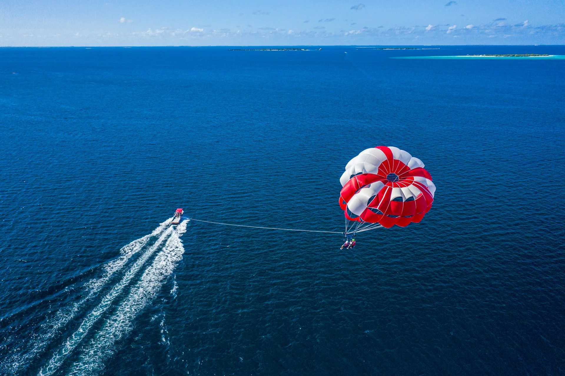 Paracadute ascensionale trainato da un motoscafo sul mare