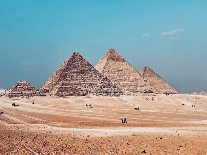 Le Piramidi di Giza nel deserto