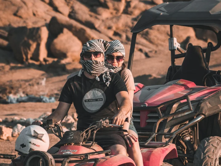 Coppia in quad durante un safari nel deserto