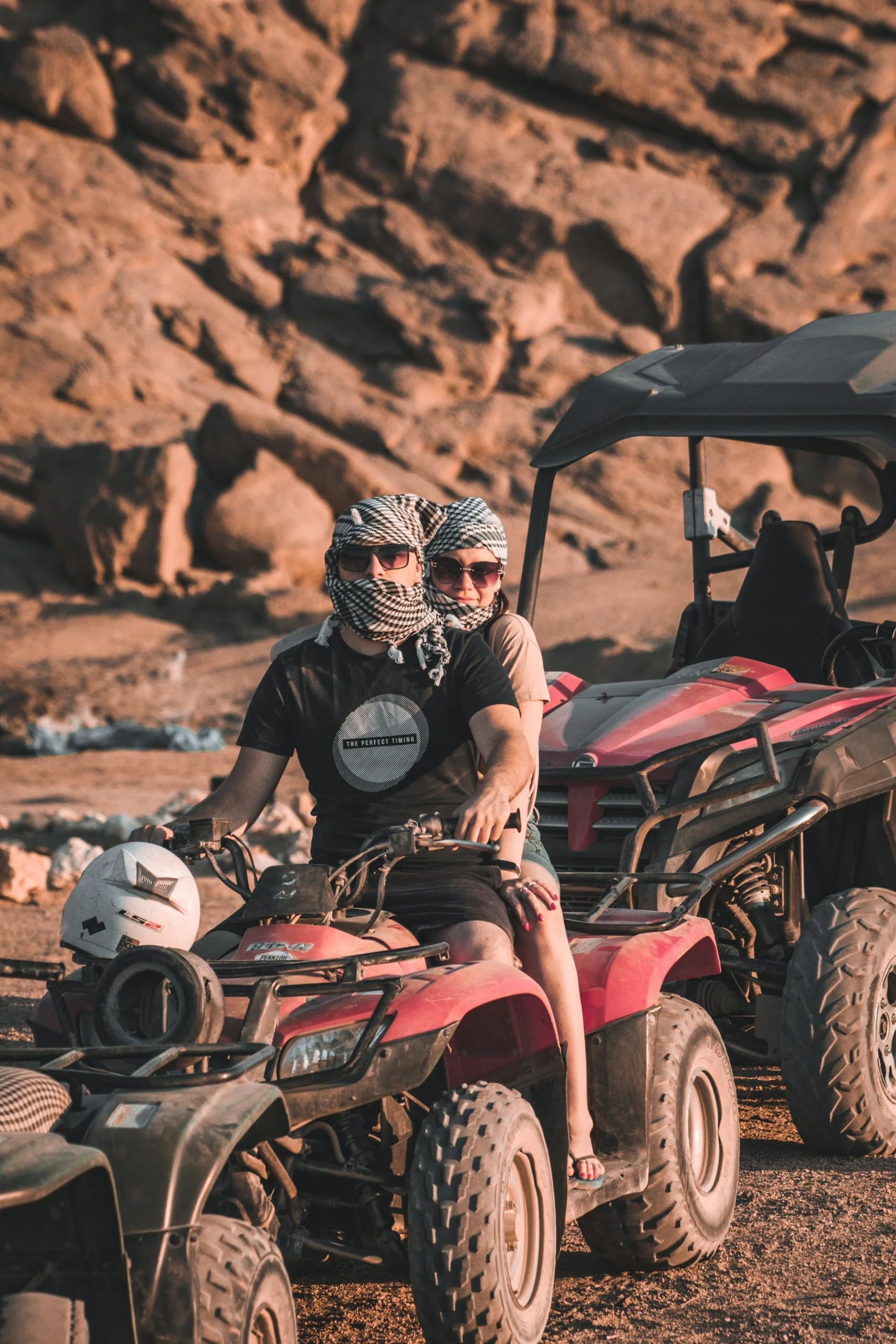 Coppia in quad durante un safari nel deserto