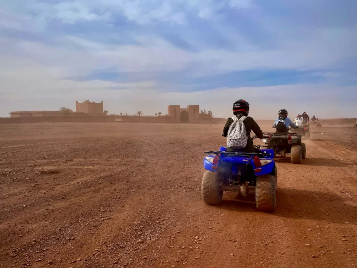 Gruppo di persone in quad su una pista nel deserto