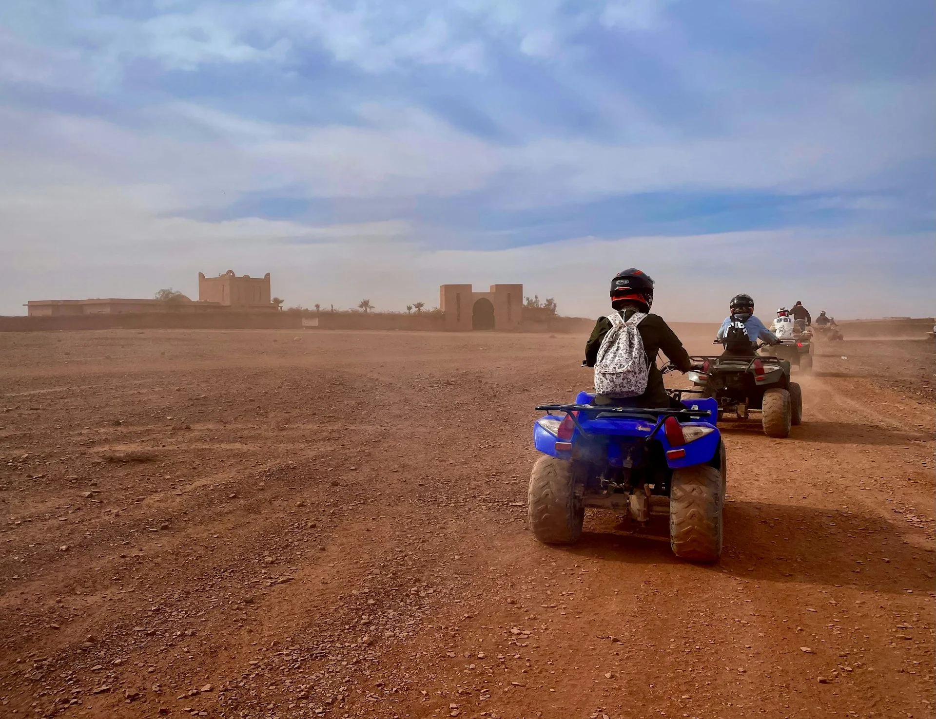 Gruppo di persone in quad su una pista nel deserto