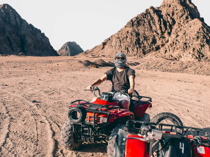 Quad rosso tra le montagne del deserto del Sinai