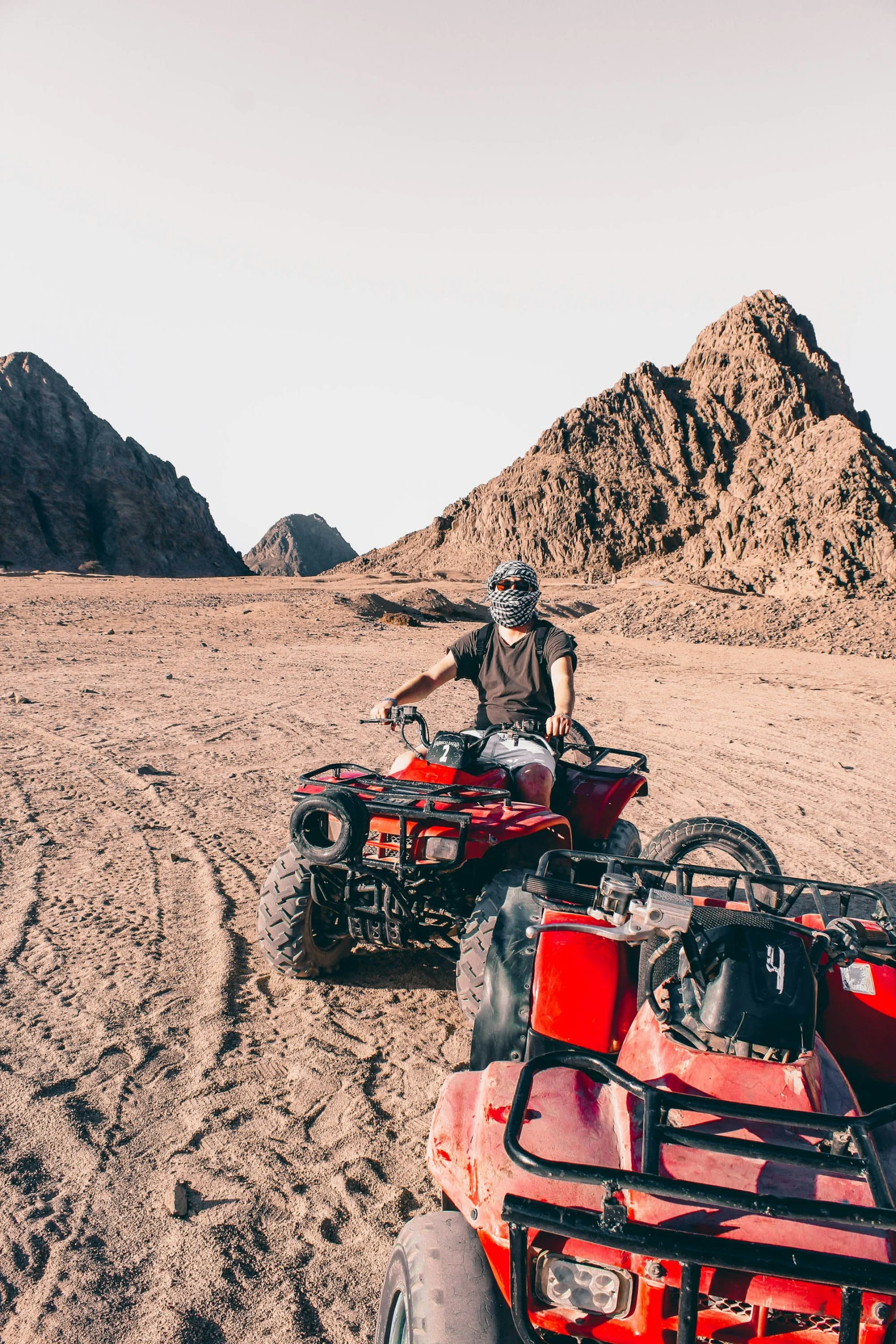 Quad rosso tra le montagne del deserto del Sinai