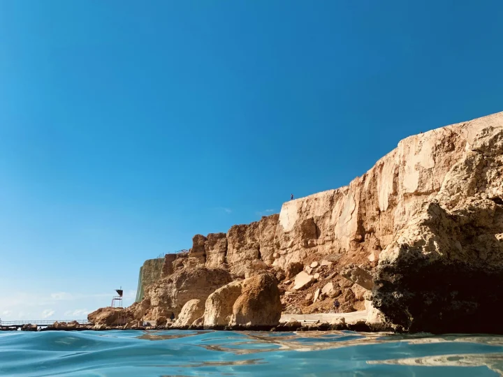 Scogliera e acque cristalline del Mar Rosso