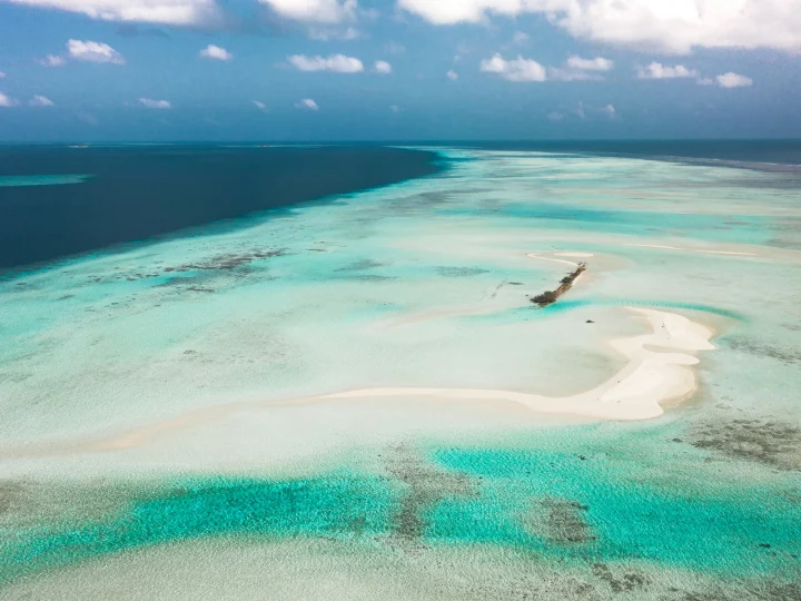 Lingua di sabbia bianca nel mare turchese vista dall’alto