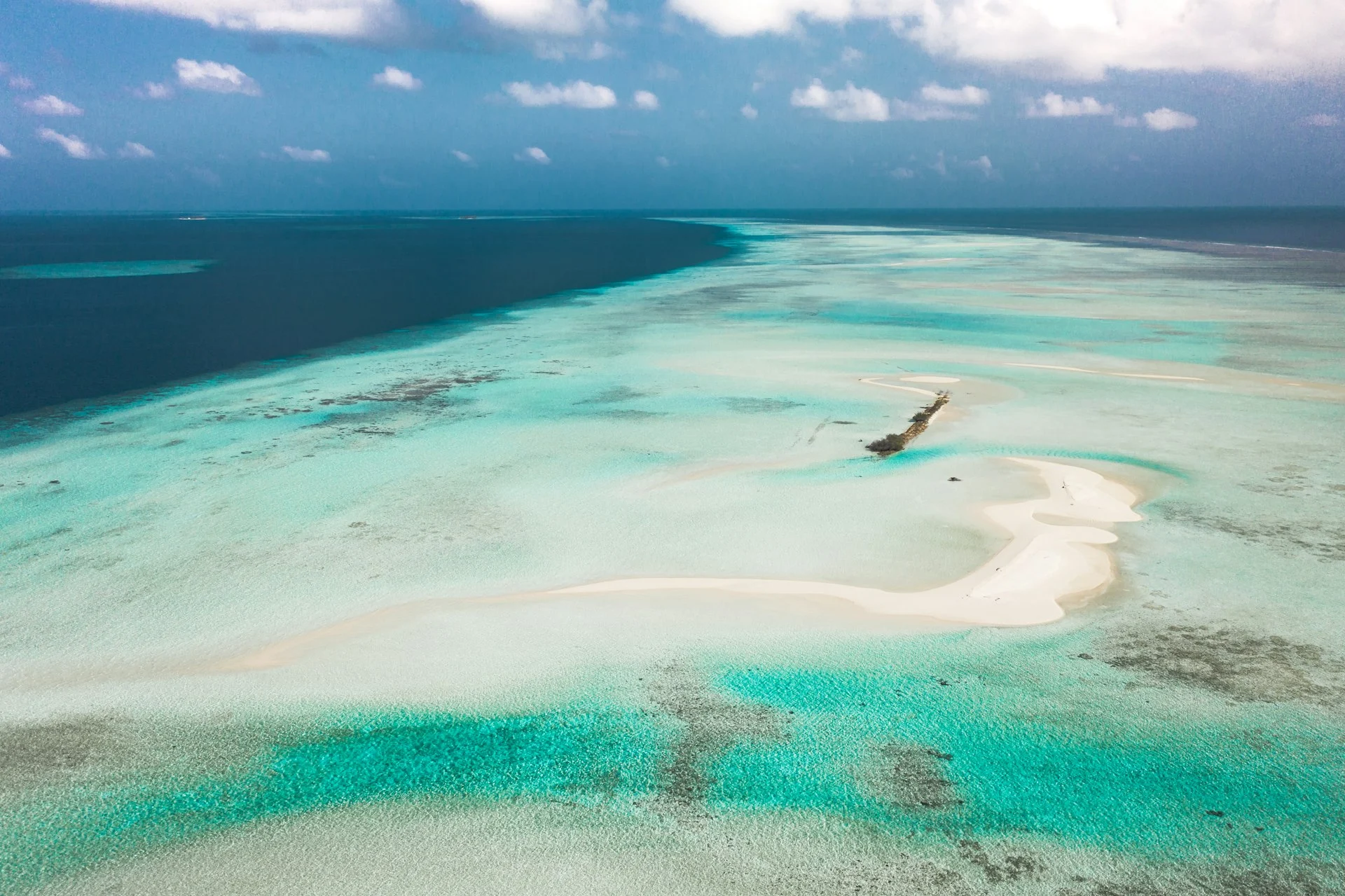 Lingua di sabbia bianca nel mare turchese vista dall’alto