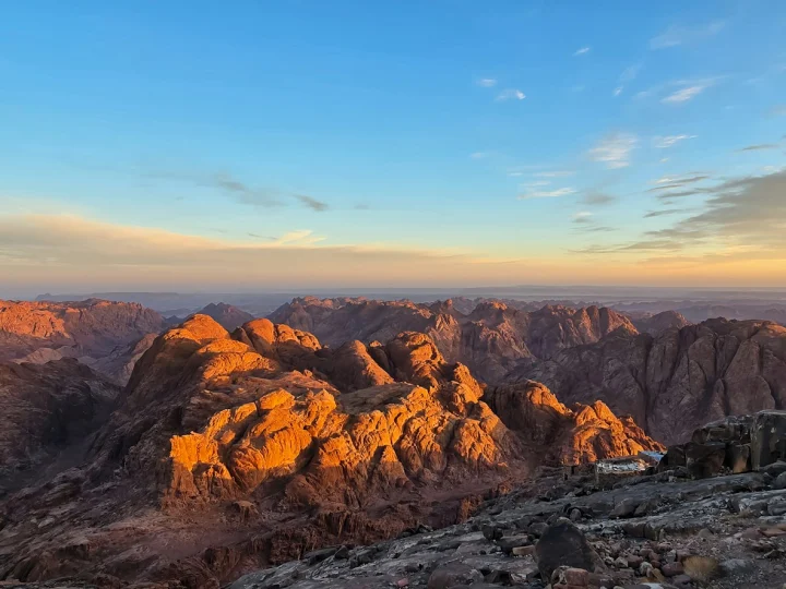 Montagne del Sinai illuminate dall’alba