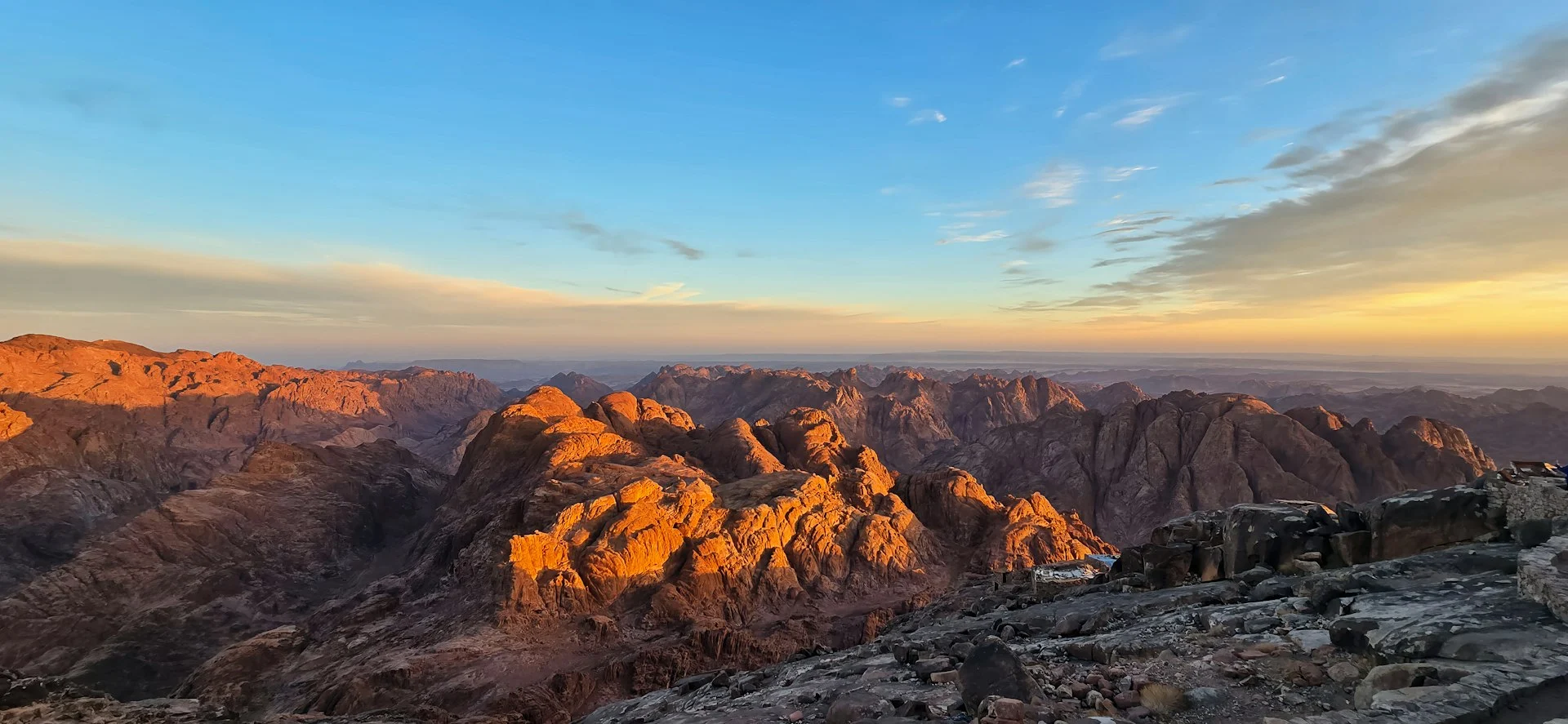 Montagne del Sinai illuminate dall’alba