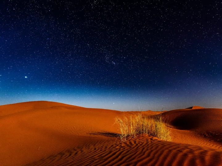 Cielo stellato sopra le dune del deserto