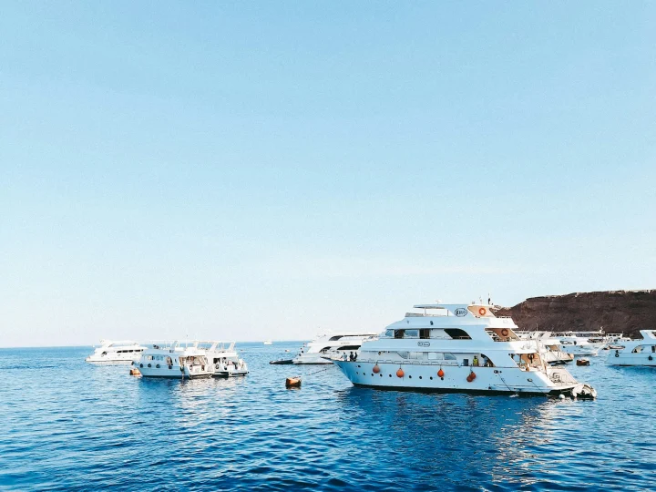 Barche e gommone nelle acque blu del Mar Rosso