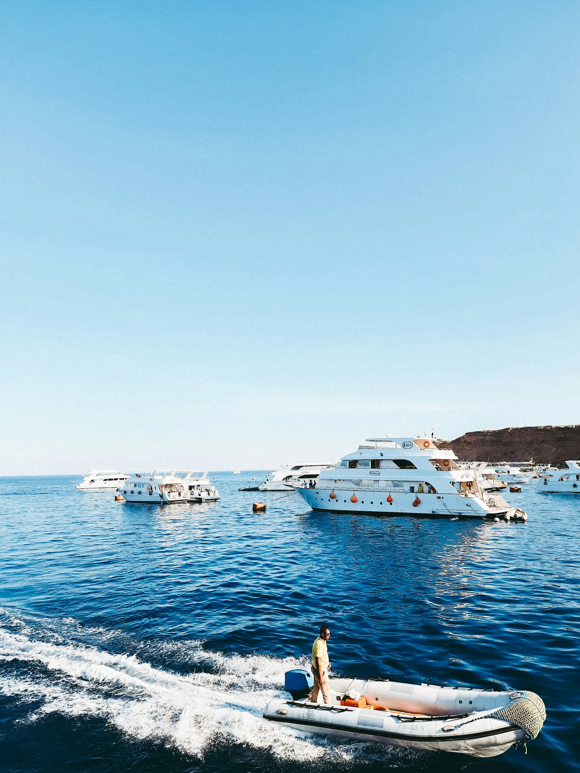 Barche e gommone nelle acque blu del Mar Rosso