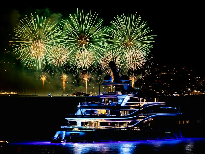 Fuochi d’artificio sopra uno yacht illuminato di notte